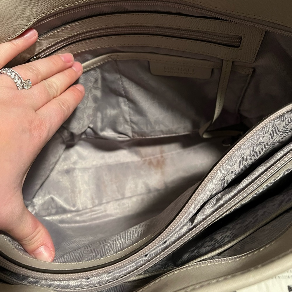 Michael Kors Tote. - Picture 2 of 3